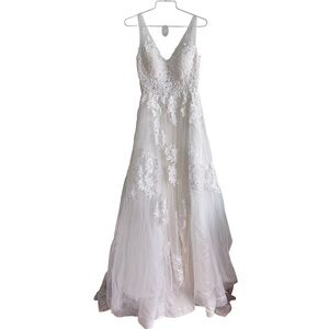 White Tulle A-Line Wedding Dress V-Neckline Floral Appliqués Size 4